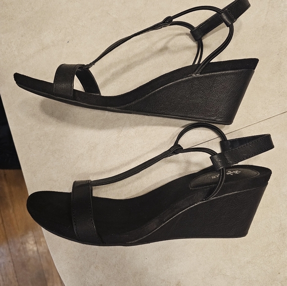 EUC black wedge sandals 9W - Picture 14 of 16